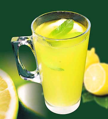 A lemon juice recipe for a refreshing, cleansing detox drink