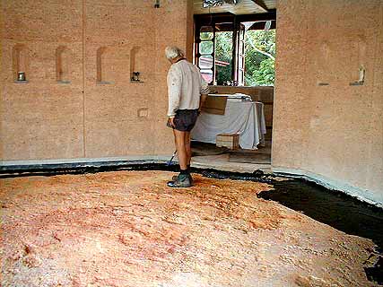 Spreading the bitumen on the subfloor